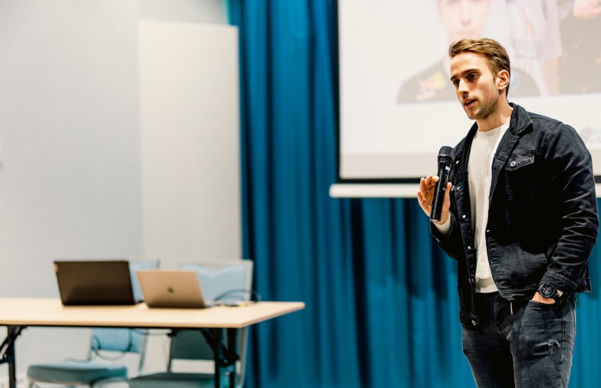 Stanisław Stokłosa يقدم عرضًا على المسرح في حدث للرياضات الإلكترونية